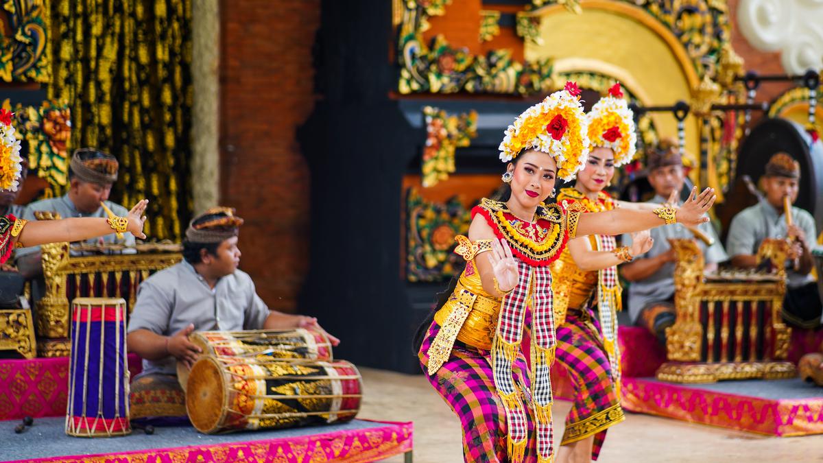 Tren Sosial dan Budaya Indonesia di Awal Tahun: Menggali Identitas dan Kearifan Lokal Indonesia sebagai negara dengan keanekaragaman budaya yang kaya mengalami berbagai tren sosial dan budaya di awal tahun ini. Melalui upaya memahami dan menggali identitas serta kearifan lokal, masyarakat Indonesia berusaha menjaga dan memperkuat jati diri bangsa dalam dinamika sosial yang terus berkembang. Transisi menuju Pemahaman yang Lebih Mendalam tentang Identitas Budaya Tren pertama yang dapat diamati adalah transisi menuju pemahaman yang lebih mendalam tentang identitas budaya. Masyarakat semakin sadar akan pentingnya melestarikan warisan budaya lokal mereka, dari tradisi, adat istiadat, hingga bahasa daerah. Ini tercermin dalam upaya aktif untuk mempelajari, mempraktikkan, dan melestarikan kebudayaan tradisional di tengah arus globalisasi yang semakin meluas. Pengakuan atas Kekayaan Kearifan Lokal Selain itu, terjadi pengakuan yang semakin luas atas kekayaan kearifan lokal. Kearifan lokal mengacu pada pengetahuan dan kebijaksanaan yang terkandung dalam tradisi-tradisi lokal, seperti sistem nilai, cara hidup, dan teknologi tradisional. Masyarakat mulai mengapresiasi nilai-nilai tersebut dan mengintegrasikannya ke dalam kehidupan sehari-hari, sehingga memperkaya kualitas hidup dan memperkokoh hubungan sosial. Peran Teknologi dalam Penyebaran Budaya Namun, sementara kearifan lokal mendapat pengakuan yang lebih besar, pengaruh teknologi juga tidak dapat diabaikan dalam tren sosial dan budaya Indonesia. Teknologi memberikan akses yang lebih luas terhadap berbagai budaya global, yang pada satu sisi dapat memperkaya wawasan masyarakat, namun pada sisi lain juga menimbulkan tantangan terhadap kelestarian budaya lokal. Kesimpulan: Harmonisasi antara Globalisasi dan Lokalitas Secara keseluruhan, tren sosial dan budaya Indonesia di awal tahun ini menggambarkan upaya harmonisasi antara globalisasi dan lokalitas. Melalui pemahaman yang lebih dalam tentang identitas dan kearifan lokal, masyarakat Indonesia mampu menghadapi tantangan globalisasi dengan mempertahankan akar budaya mereka. Dengan demikian, Indonesia terus mengukuhkan posisinya sebagai negara yang kaya akan keanekaragaman budaya yang menjadi kekuatan utama dalam menjaga keberagaman dan keharmonisan sosial.