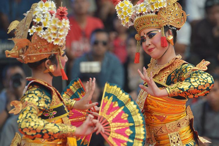 Bali, pulau yang dikenal sebagai Pulau Dewata, tidak hanya mempesona dunia dengan keindahan alamnya tetapi juga dengan kekayaan budayanya yang luar biasa.