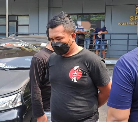 Oknum Driver Grabcar, Michael Gomgom yang diduga melakukan pemerasan terhadap penumpang Rp100 juta di Polres Metro Jakarta Barat, Jumat (29/3/2024).